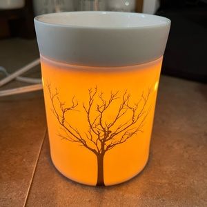 Scentsy Warmer Tilia Tree #2 (chipped lid)